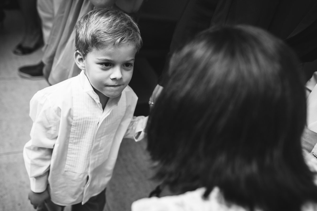 Pajem com olhar de sapeca no casamento casamento de Karine e Pedro na Galeria Scenarium/Rio Scenarium, Rio de Janeiro/RJ