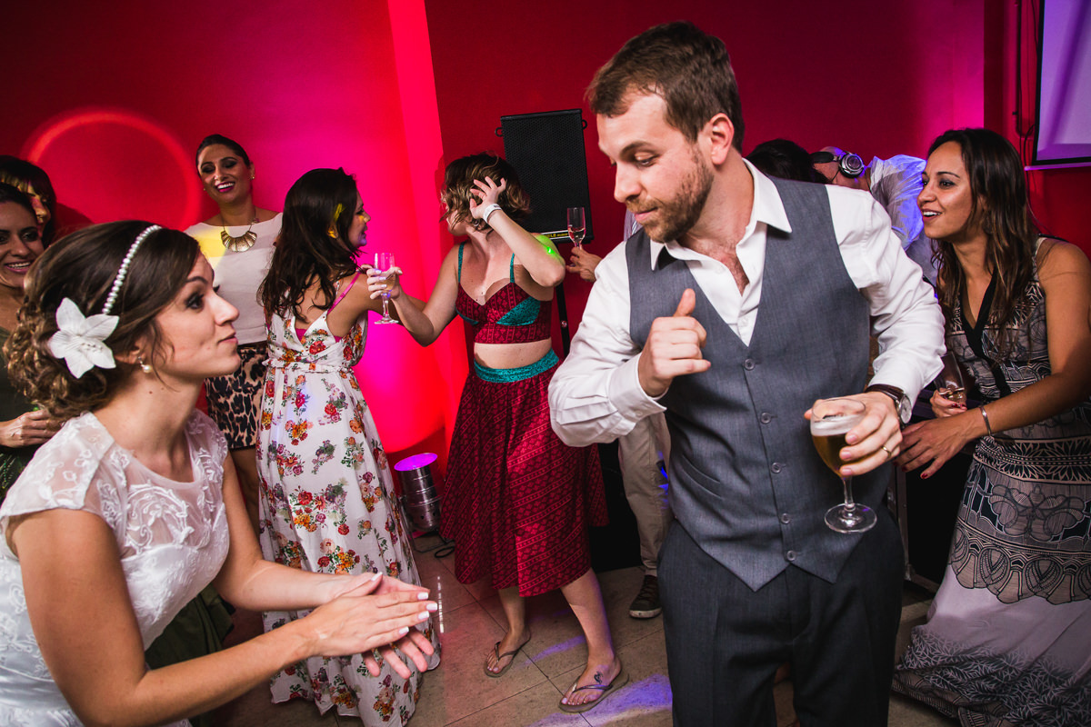 Noivos Karine e Pedro sambando na festa de casamento na Galeria Scenarium/Rio Scenarium, Rio de Janeiro/RJ