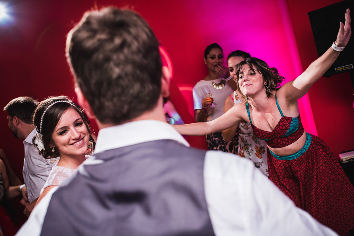 Amiga da noiva vindo feliz dar um abraço no noivo no casamento de Karine e Pedro na Galeria Scenarium/Rio Scenarium, Rio de Janeiro/RJ