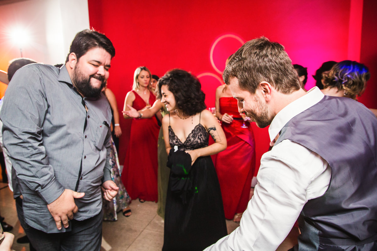 Noivo Pedro dançando feliz com seu amigo e sua irmã no seu casamento na Galeria Scenarium/Rio Scenarium, Rio de Janeiro/RJ