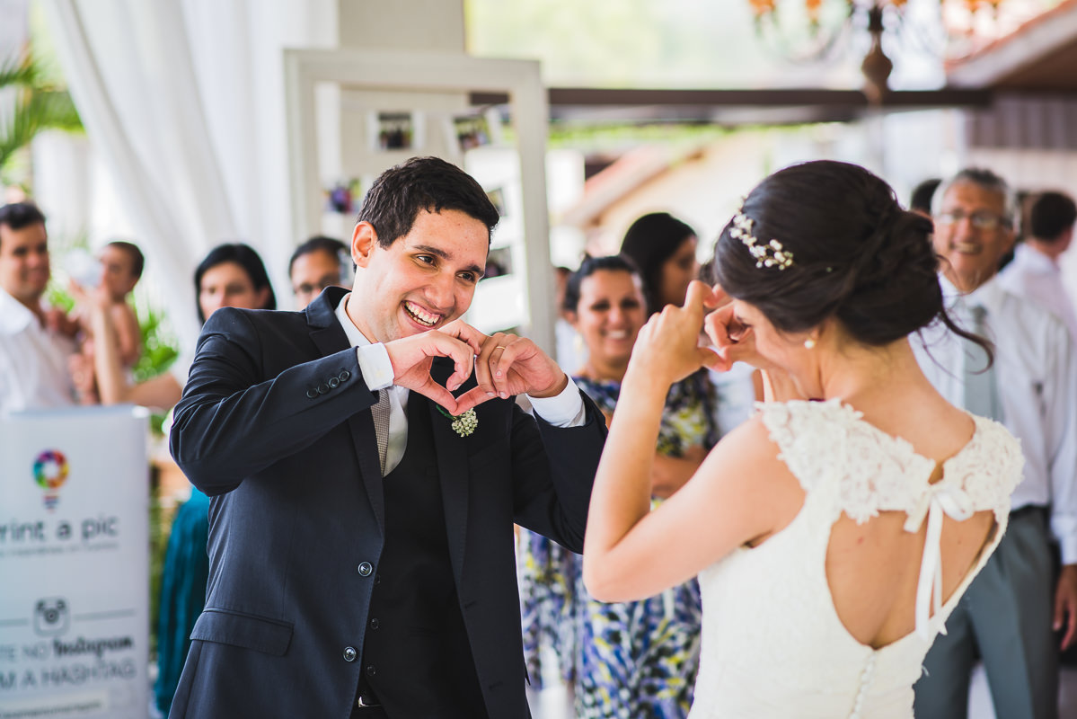 Os noivos Mariana e Israel felizes em seu casamento,  Recanto do Bosque, Guaratinguetá-SP