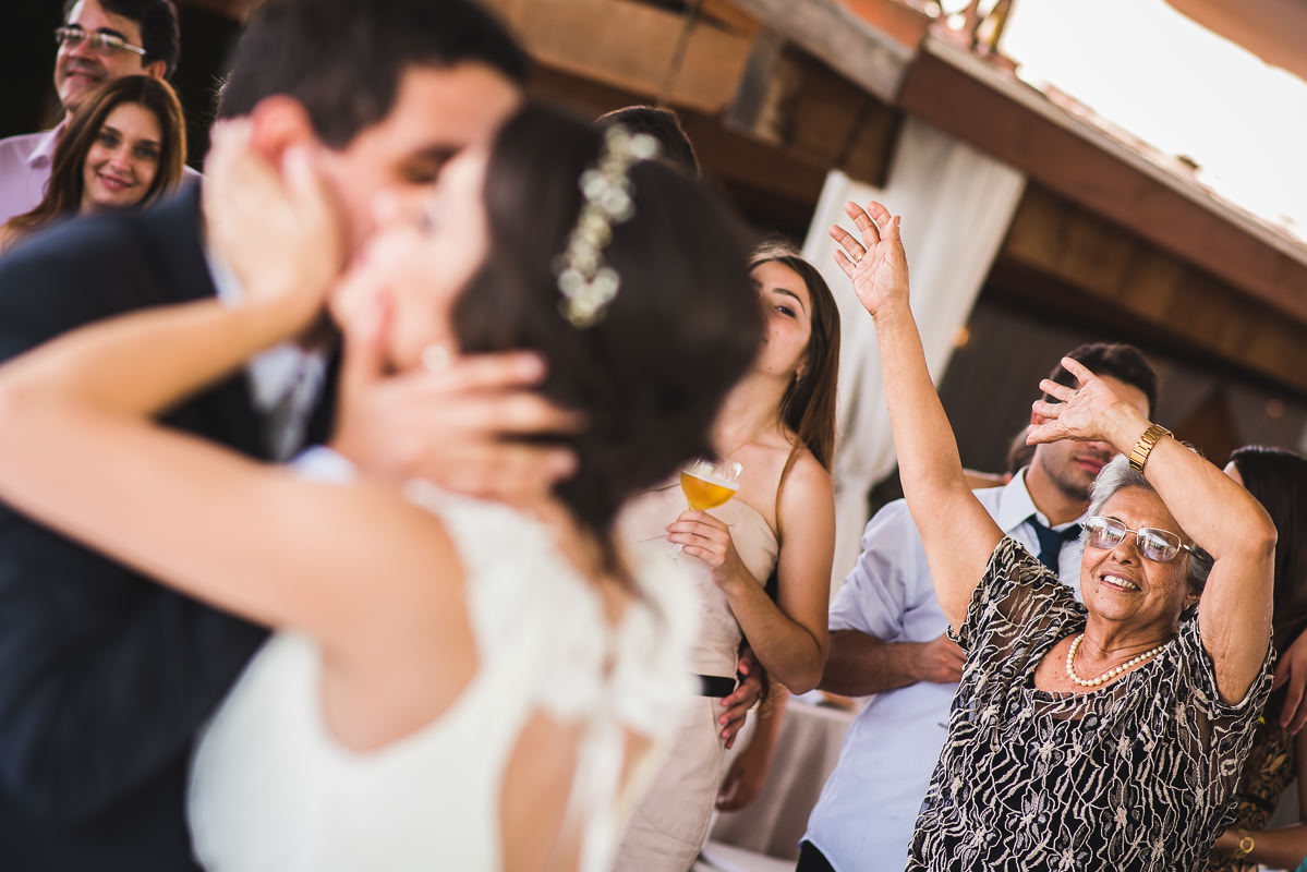 Convidados dançando animados no casamento de Mariana e Israel, Recanto do Bosque, Guaratinguetá-SP