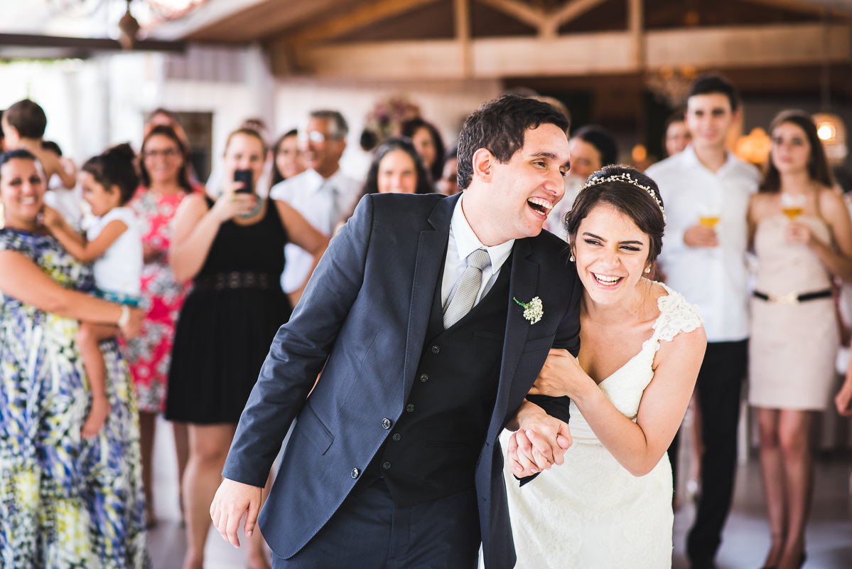 Os noivos Mariana e Israel felizes em seu casamento,  Recanto do Bosque, Guaratinguetá-SP