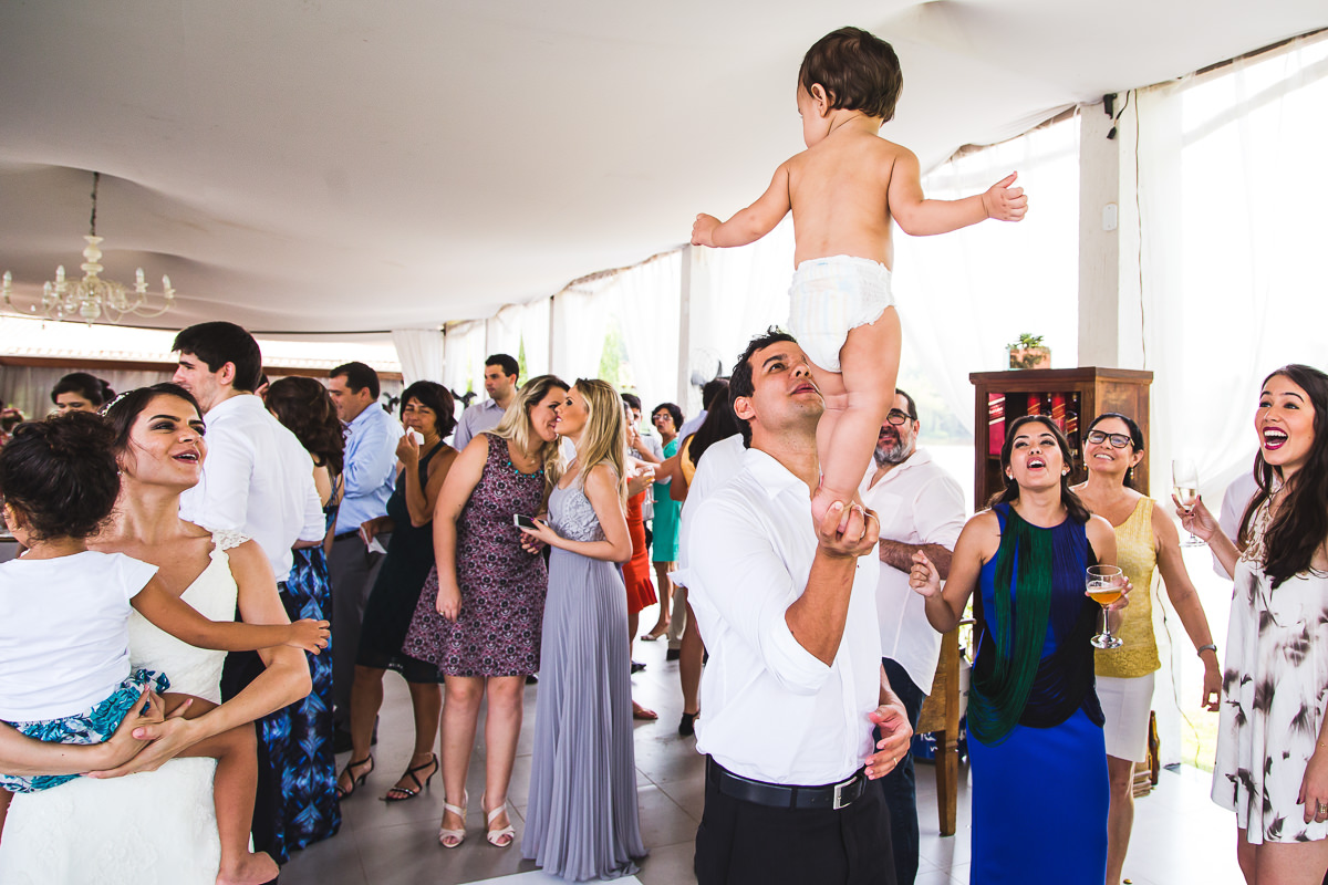 Crianças felizes no casamento de Mariana e Israel, Recanto do Bosque, Guaratinguetá-SP