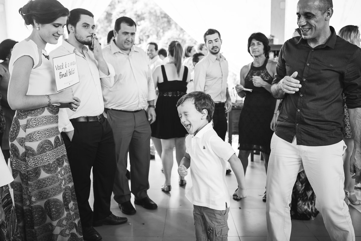 Crianças felizes no casamento de Mariana e Israel, Recanto do Bosque, Guaratinguetá-SP