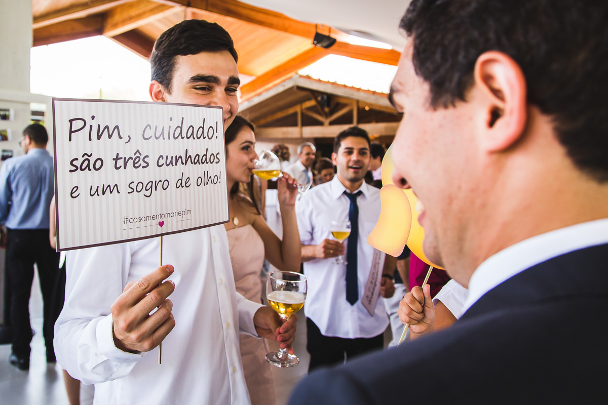 Plaquinhas divertidas na pista de dança do casamento de Mariana e Israel, Recanto do Bosque, Guaratinguetá-SP