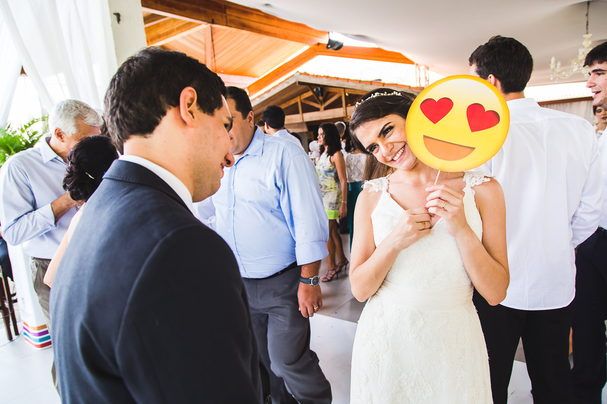 Os noivos Mariana e Israel felizes em seu casamento,  Recanto do Bosque, Guaratinguetá-SP