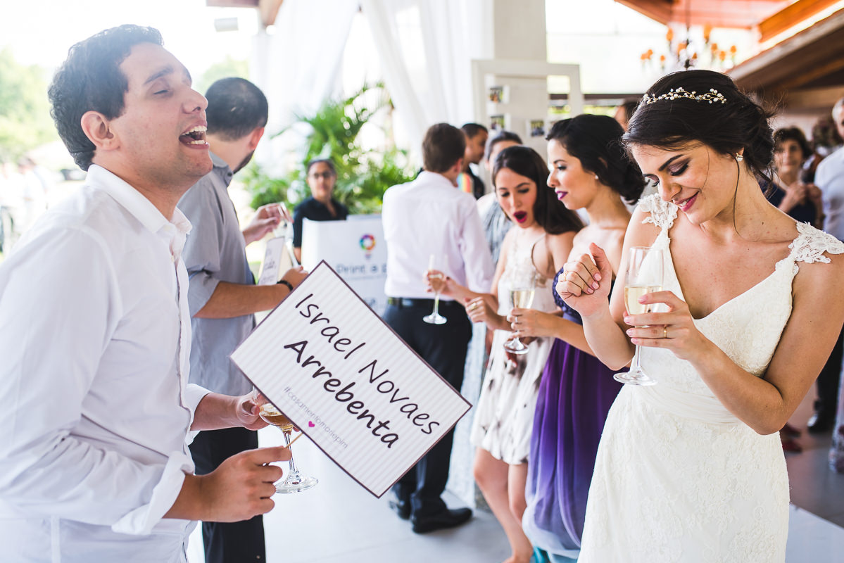 Plaquinhas divertidas na pista de dança do casamento de Mariana e Israel, Recanto do Bosque, Guaratinguetá-SP