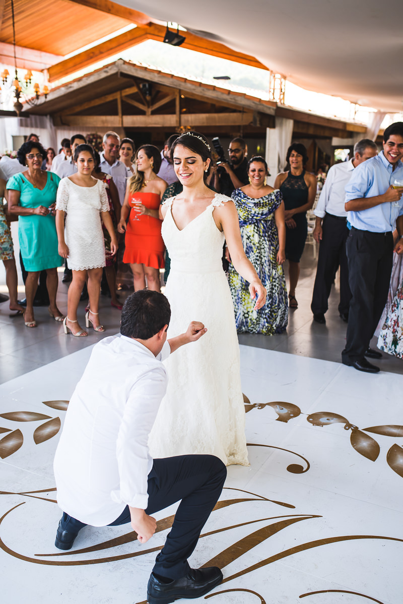 Noivo dançando a 