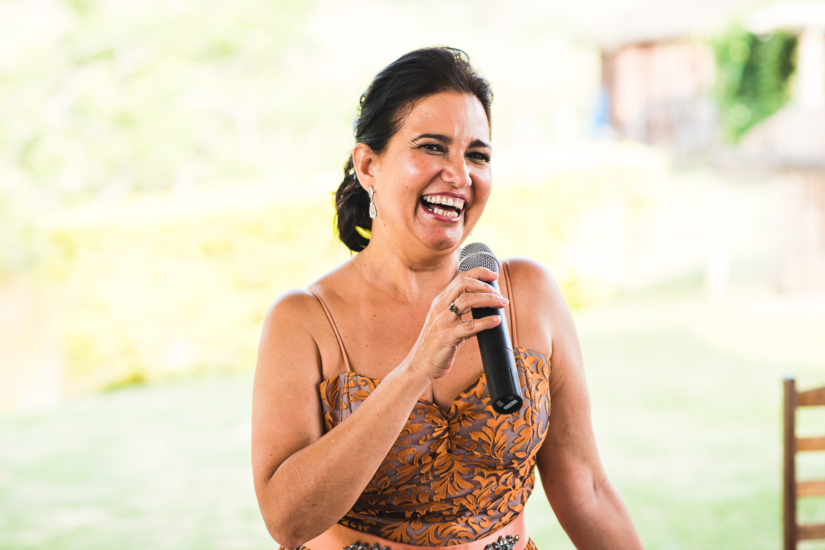 Mãe do noivo Israel fazendo discurso no casamento de Mariana e Israel, Recanto do Bosque, Guaratinguetá-SP