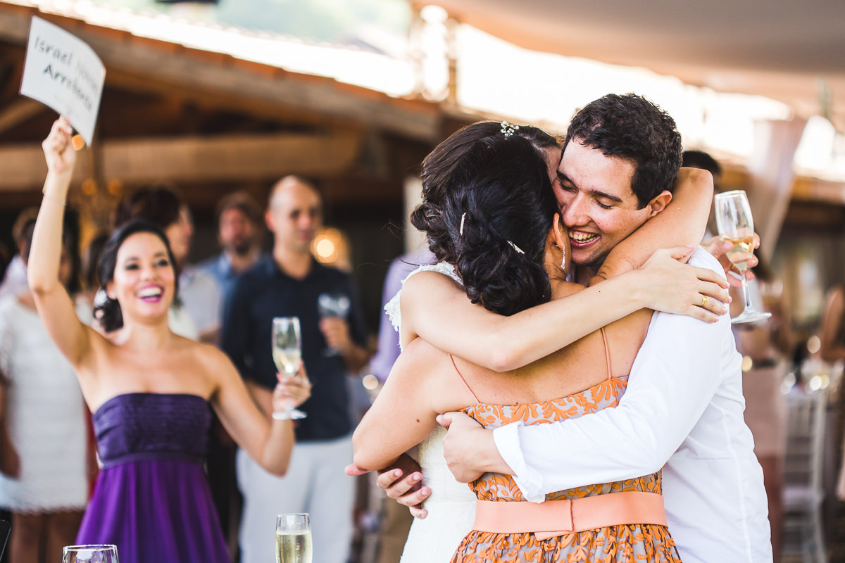 Abraço emocionado da mãe do noivo, casamento de Mariana e Israel, Recanto do Bosque, Guaratinguetá-SP