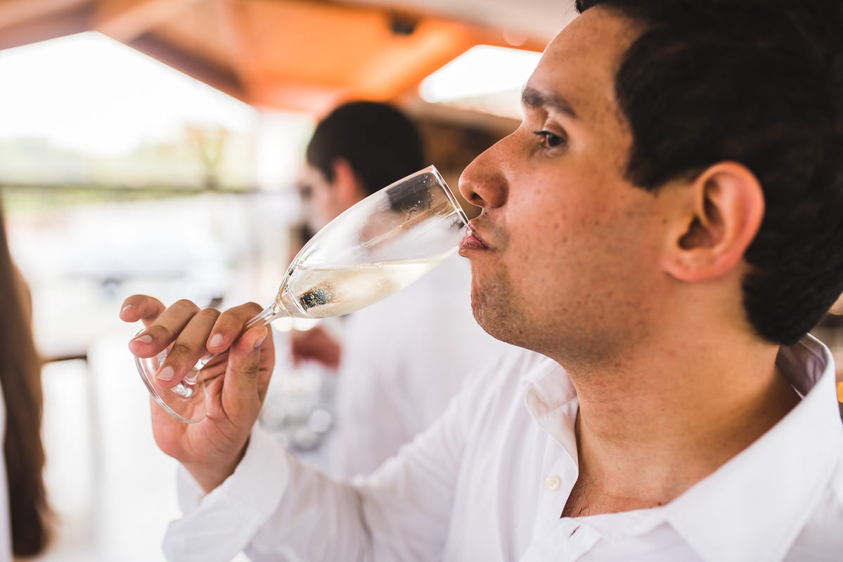 O noivo bebendo prosecco no casamento de Mariana e Israel, Recanto do Bosque, Guaratinguetá-SP