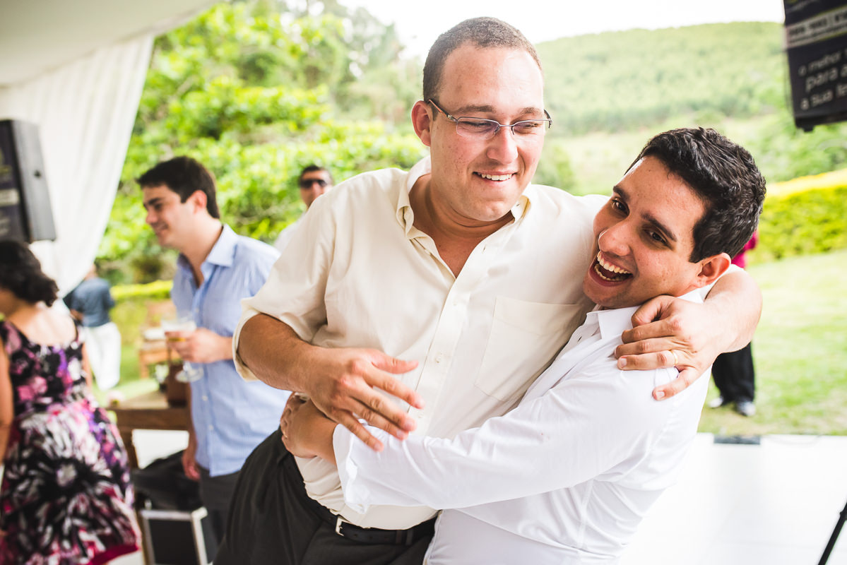 Noivo e seus amigos animados no casamento de Mariana e Israel, Recanto do Bosque, Guaratinguetá-SP