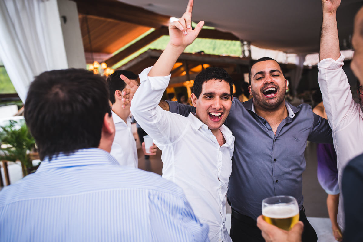 Noivo e seus amigos animados no casamento de Mariana e Israel, Recanto do Bosque, Guaratinguetá-SP