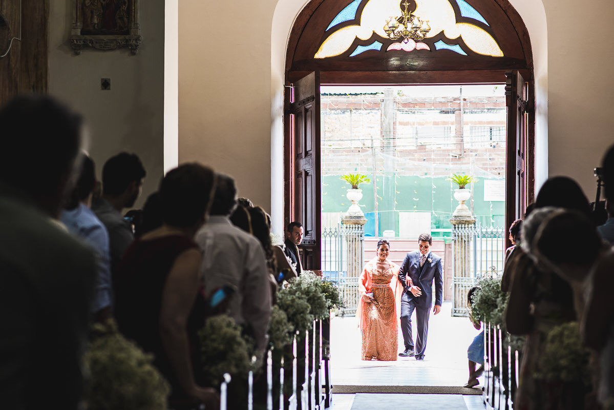 A entrada do noivo Israel no Santuário São Benedito, Lorena-SP