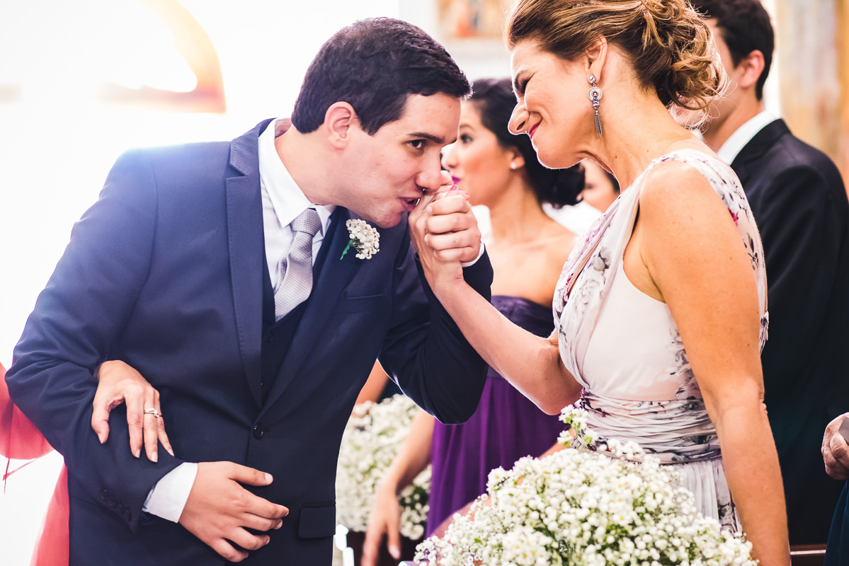 O noivo Israel e a mãe da noiva Mariana no Santuário São Benedito, Lorena-SP