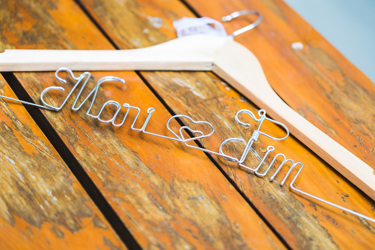 .Foto do cabide com as inciais dos noivos no making of do casamento de Mariana e Israel no Studio Vênus, Guaratinguetá-SP