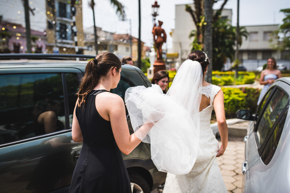 A chegada da noiva Mariana no Santuário São Benedito, Lorena-SP