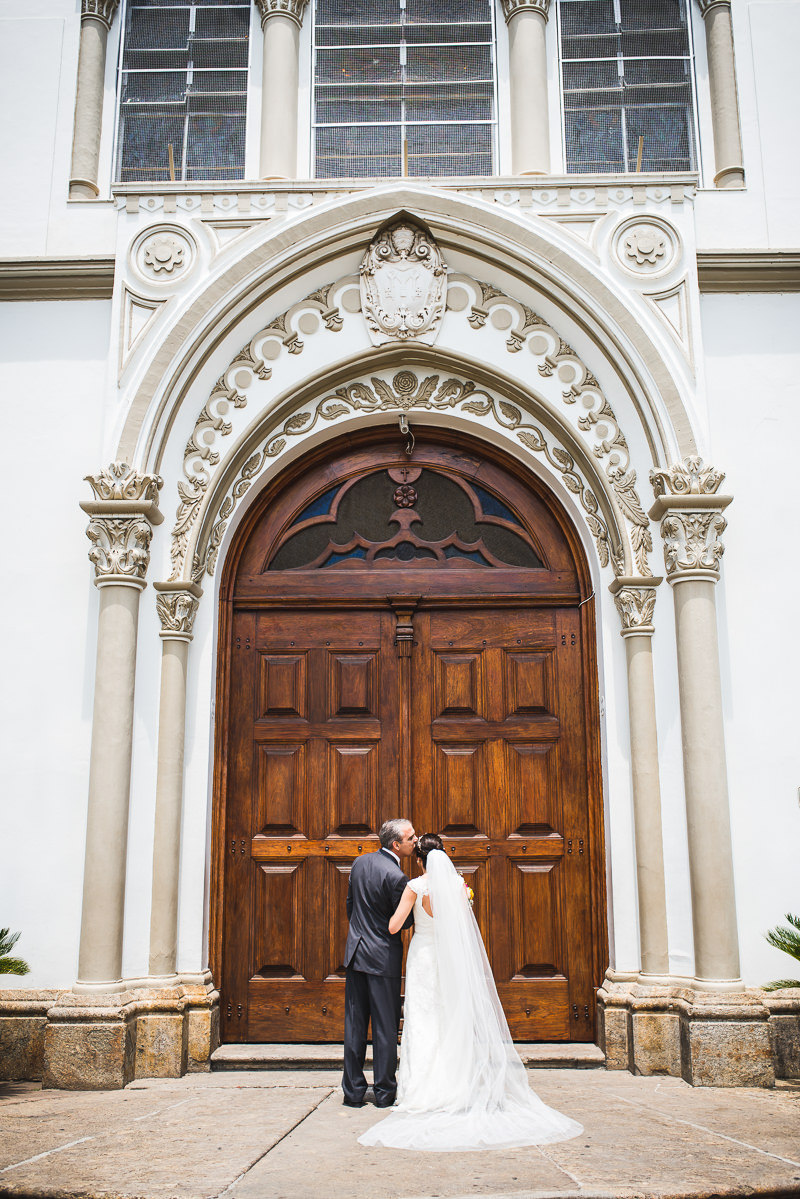 Pai da noiva beijando a filha antes do casamento, Santuário São Benedito, Lorena-SP