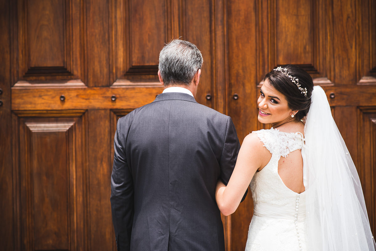 Noiva Mariana com seu pai minutos antes de entrar no Santuário São Benedito, Lorena-SP