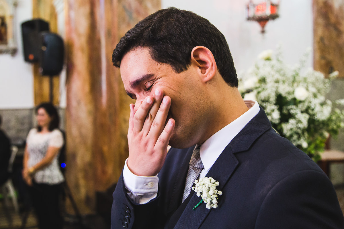 O noivo Israel emocionado no seu casamento com a noiva Mariana,  Santuário São Benedito, Lorena-SP