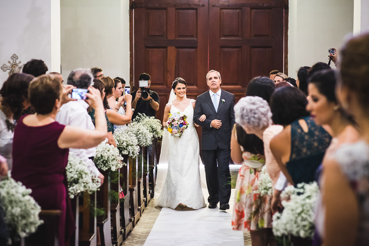 A entrada do noiva Mariana no Santuário São Benedito, Lorena-SP