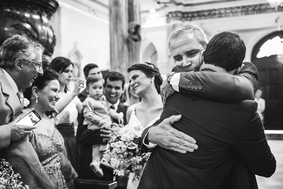 Noivo e pai da noiva emocionados no casamento de Mariana e Israel, Santuário São Benedito, Lorena-SP