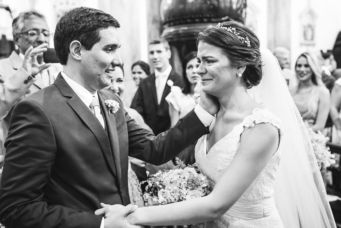 A noiva Mariana emocionada no seu casamento com o noivo Israel,  Santuário São Benedito, Lorena-SP