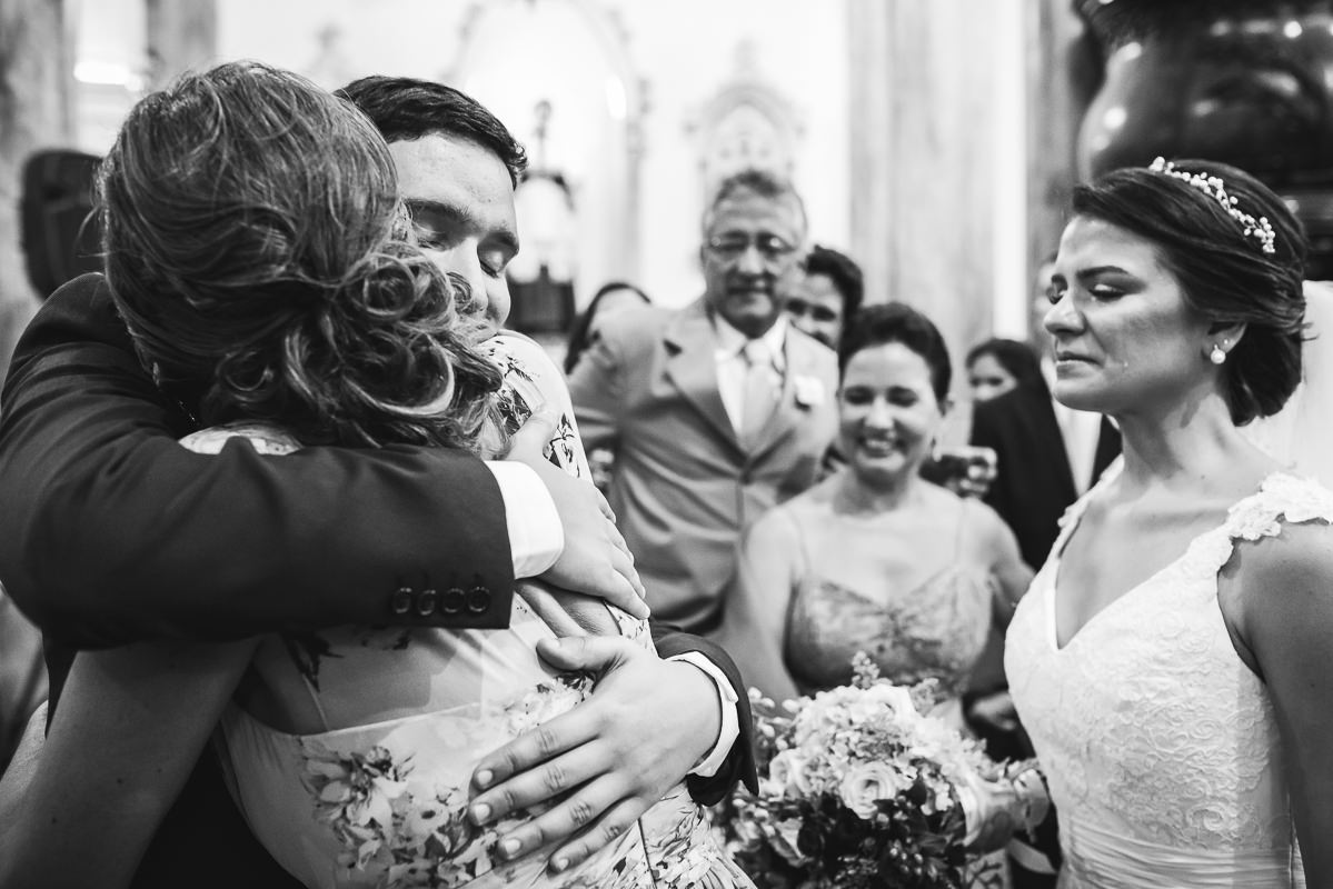 A noiva Mariana emocionada no seu casamento com o noivo Israel,  Santuário São Benedito, Lorena-SP