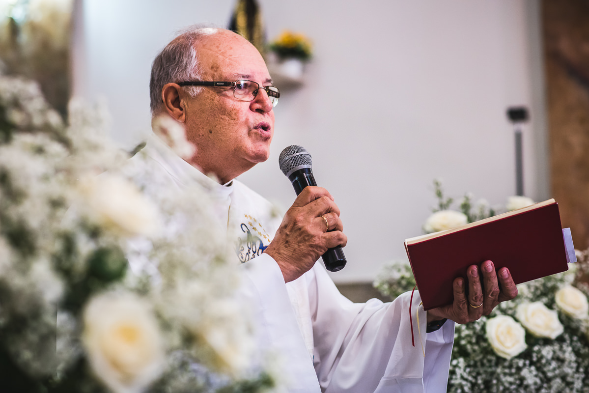 O padre celebrando o casamento de Mariana e Israel,  Santuário São Benedito, Lorena-SP