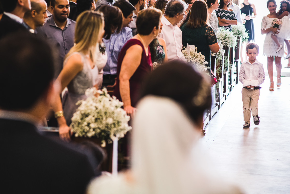 A entrada do pajem e das damas no casamento de Mariana e Israel,  Santuário São Benedito, Lorena-SP