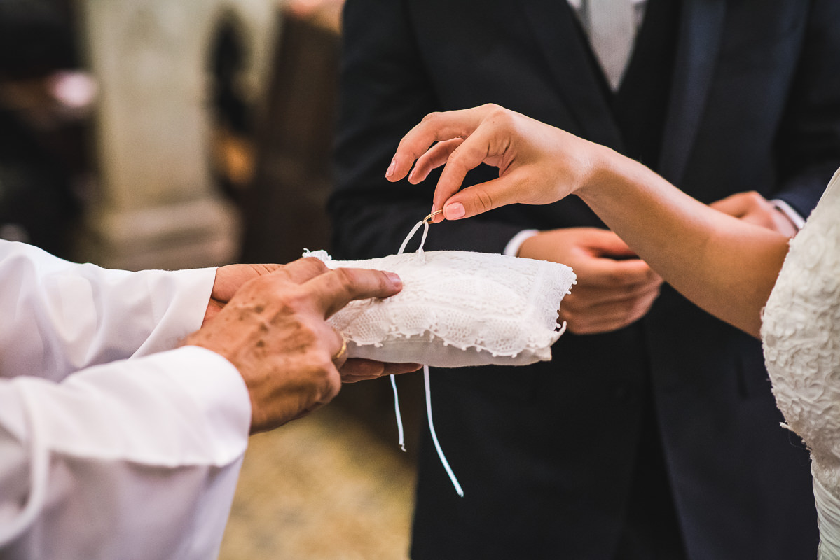 As alianças no casamento de Mariana e Israel,  Santuário São Benedito, Lorena-SP
