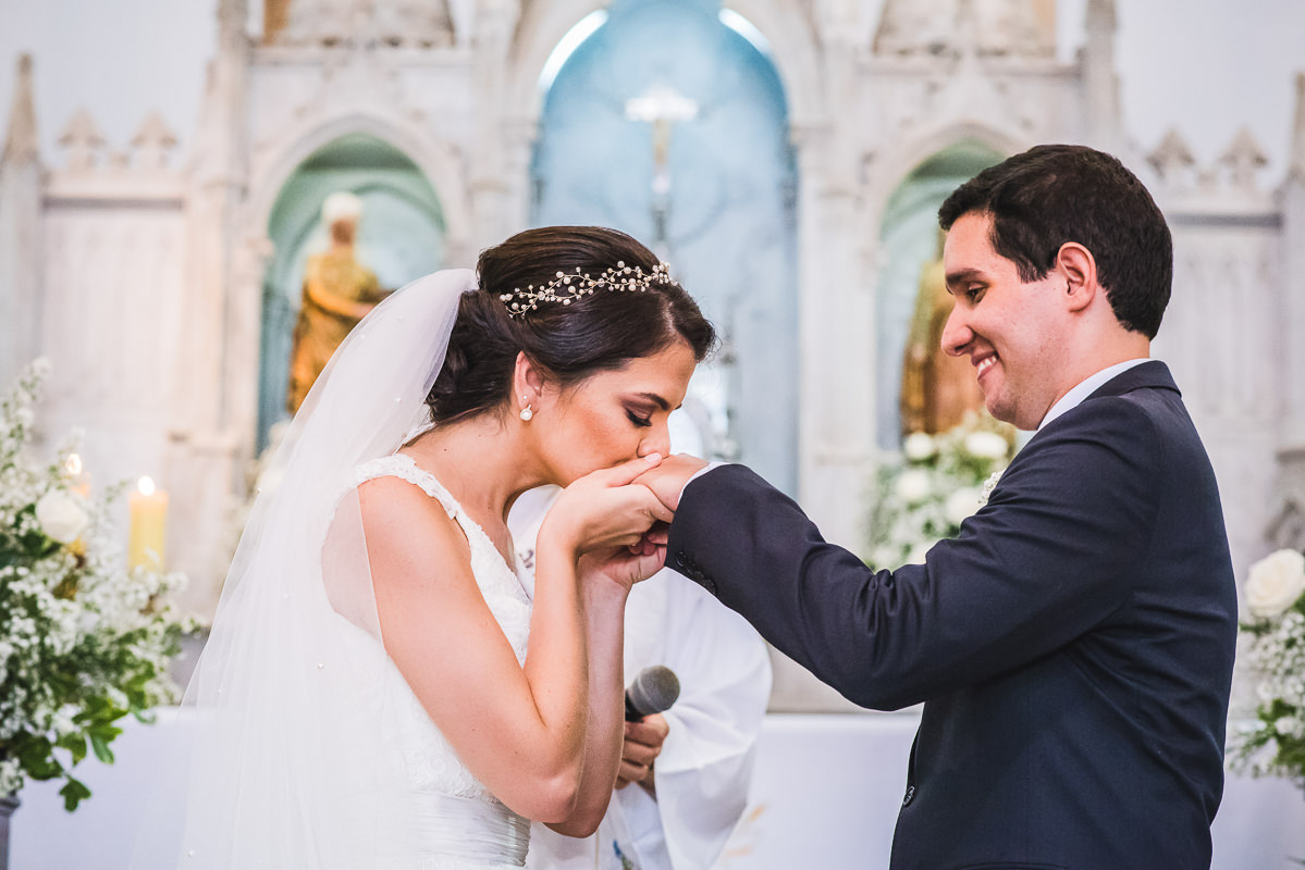 Noiva Mariana beijando a mão do noivo Israel, Santuário São Benedito, Lorena-SP