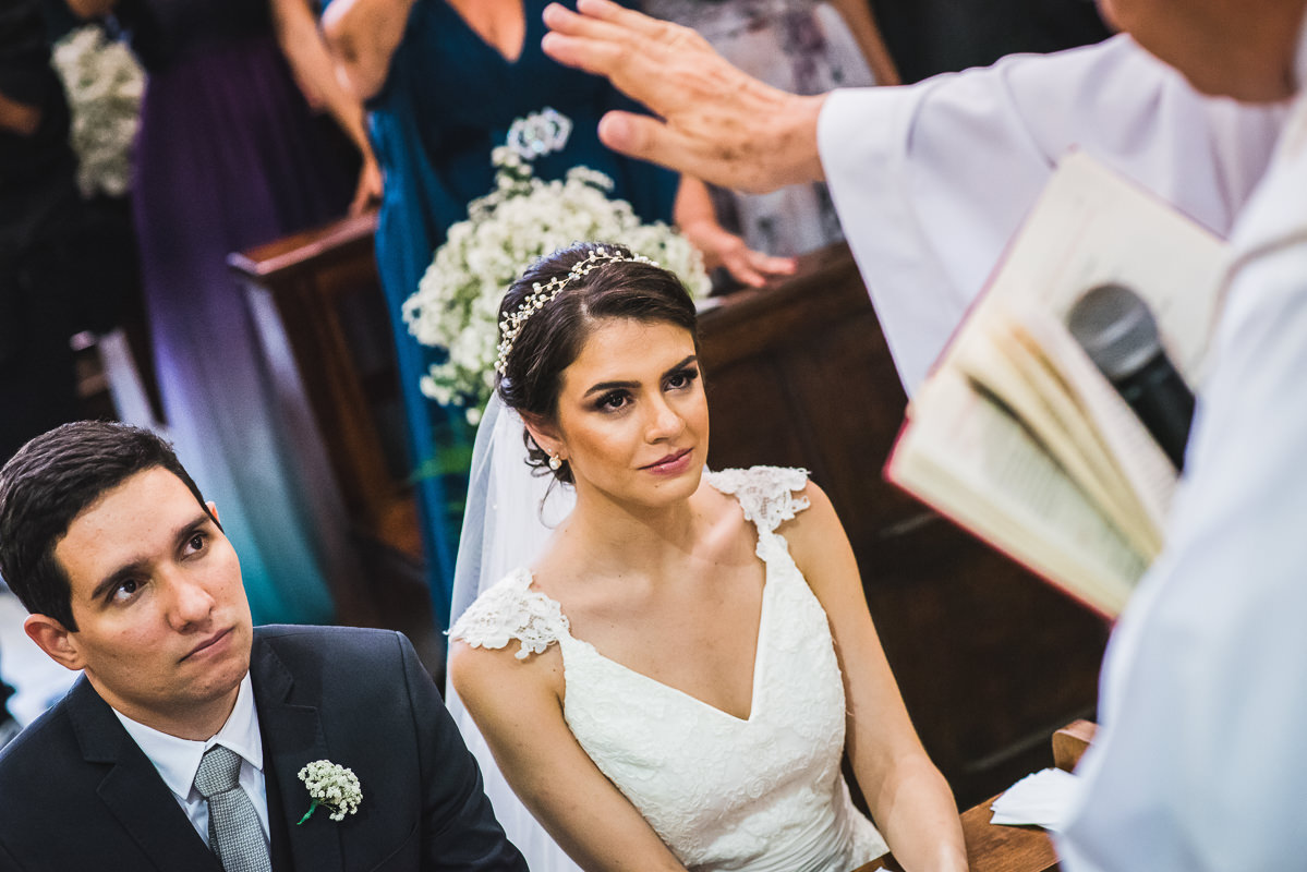 Padre dando a benção aos noivos Mariana e Israel, Santuário São Benedito, Lorena-SP
