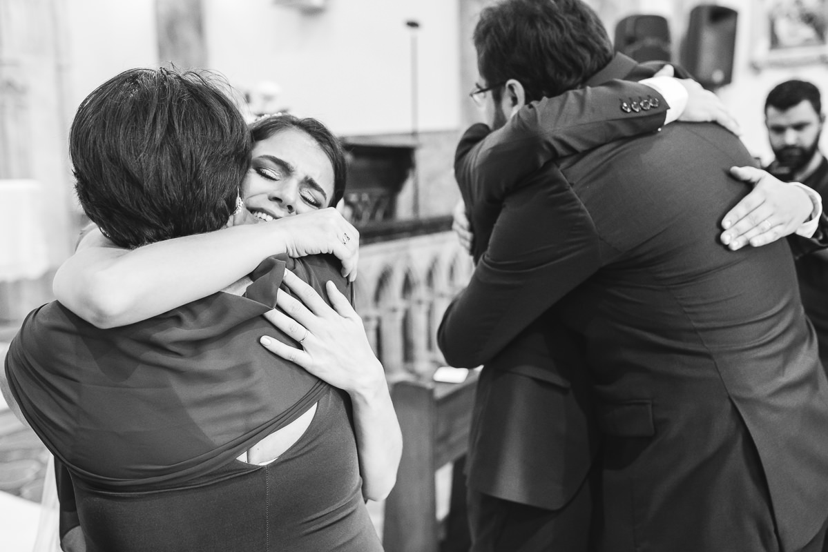 Abraços emocionados no casamento de Mariana e Israel,  Santuário São Benedito, Lorena-SP