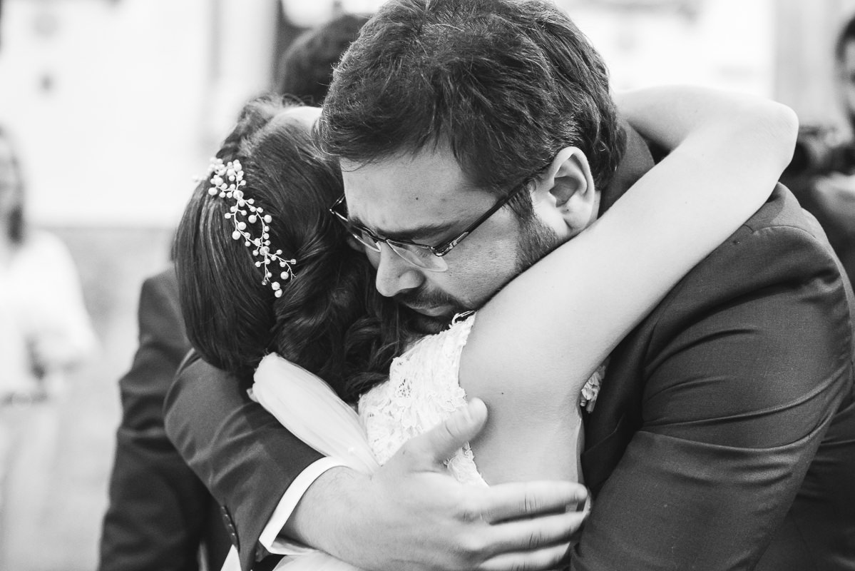 Abraço emocionado no casamento de Mariana e Israel,  Santuário São Benedito, Lorena-SP