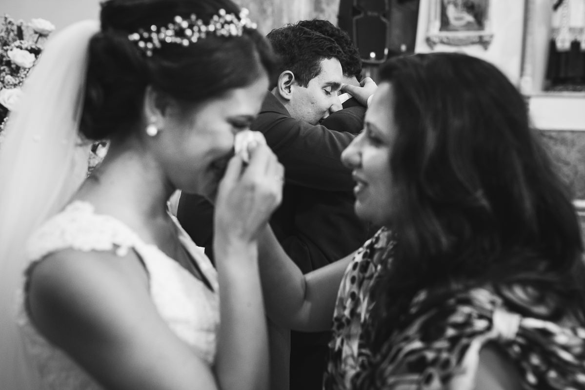 Abraços emocionados no casamento de Mariana e Israel,  Santuário São Benedito, Lorena-SP