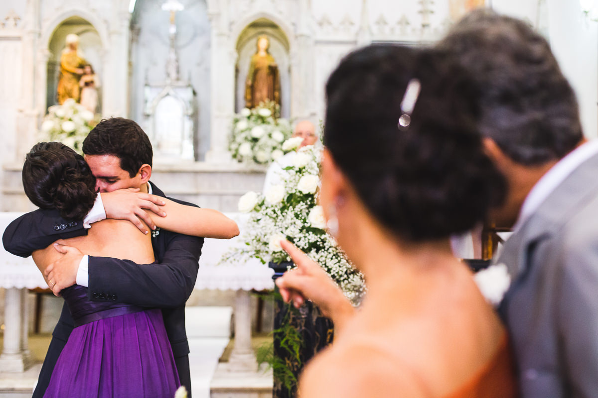 Abraços emocionados no casamento de Mariana e Israel,  Santuário São Benedito, Lorena-SP