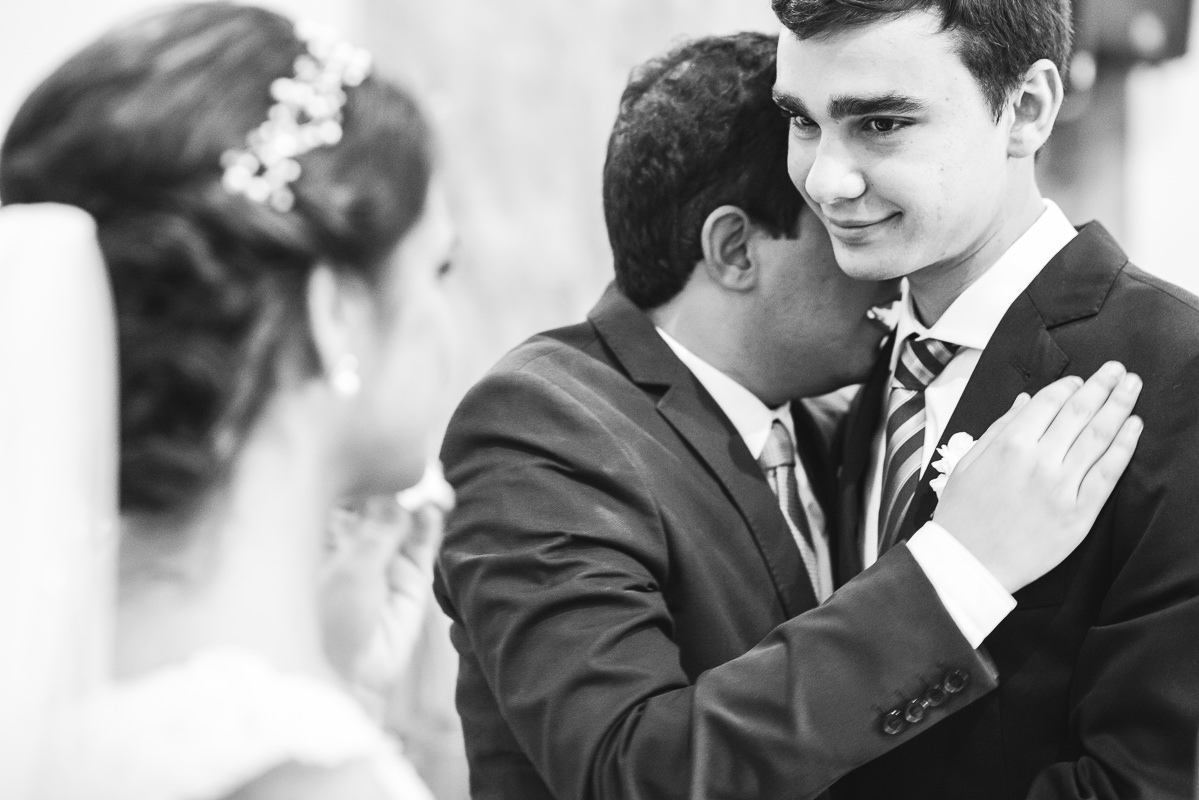 Abraços emocionados no casamento de Mariana e Israel,  Santuário São Benedito, Lorena-SP