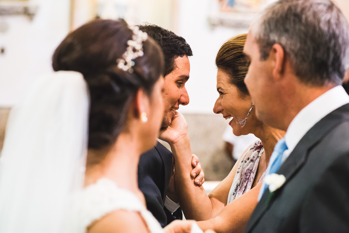 O noivo e a mãe da noiva no casamento de Mariana e Israel,  Santuário São Benedito, Lorena-SP