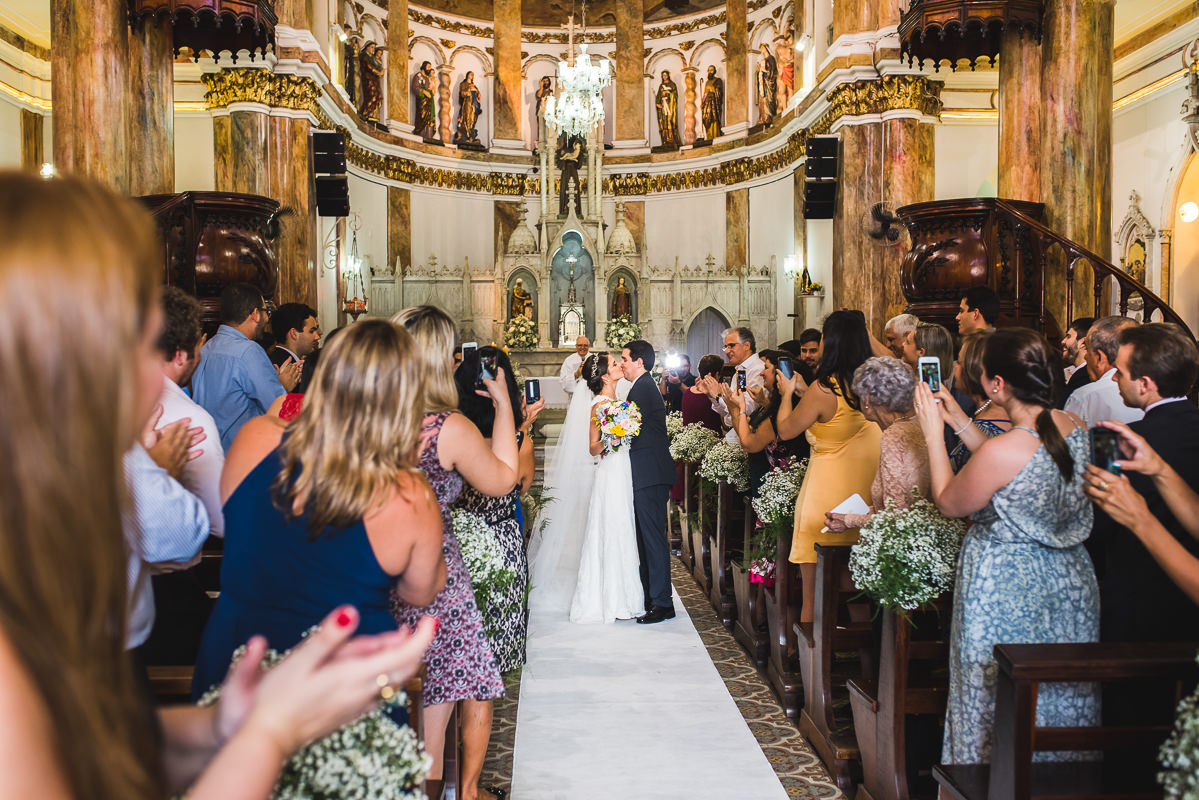 O beijo do casa Mariana e Israel,  Santuário São Benedito, Lorena-SP