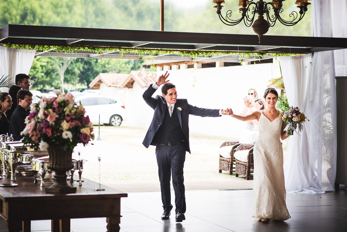 Entrada dos noivos Mariana e Israel no salão de festas, Recanto do Bosque, Guaratinguetá-SP