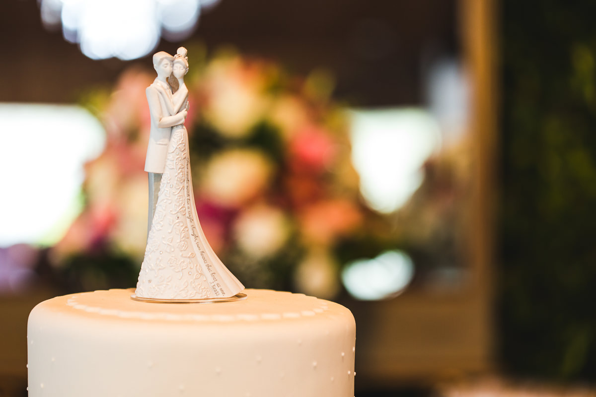 Topo do bolo do casamento de Mariana e Israel, Recanto do Bosque, Guaratinguetá-SP
