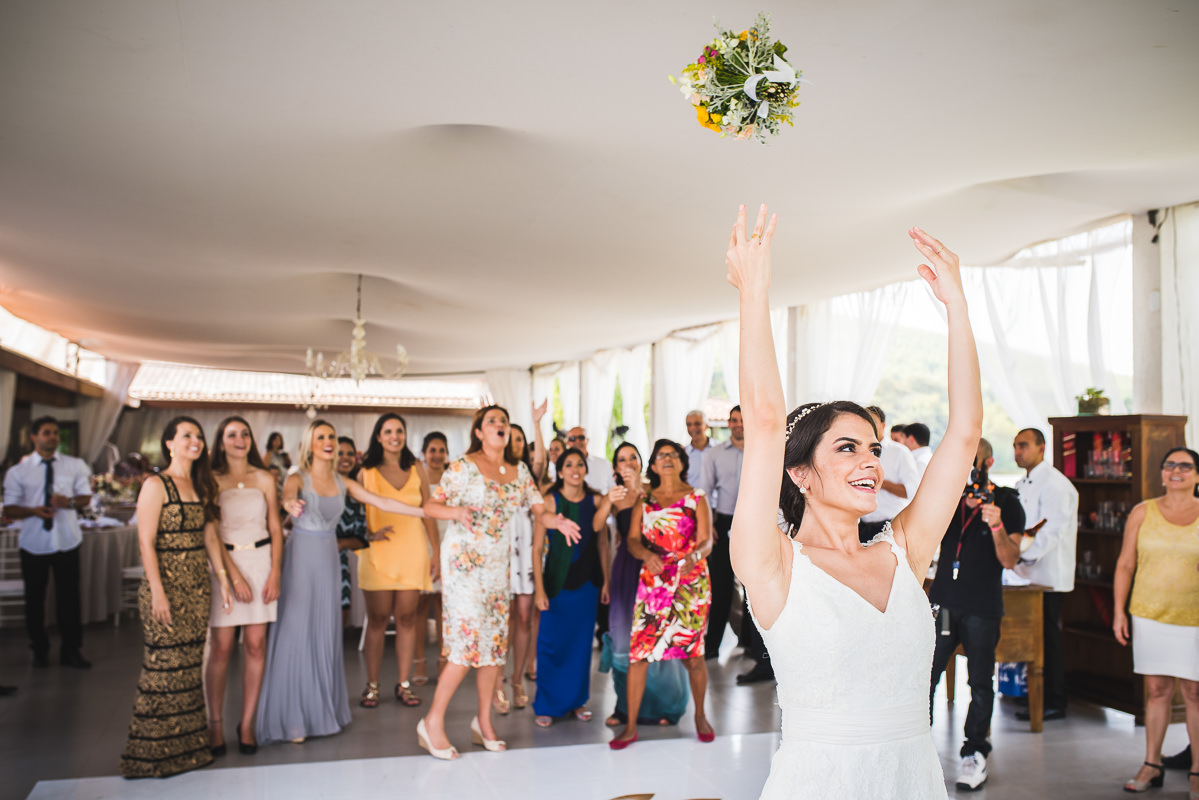 Noiva Mariana jogando buquê, casamento de Mariana e Israel, Recanto do Bosque, Guaratinguetá-SP
