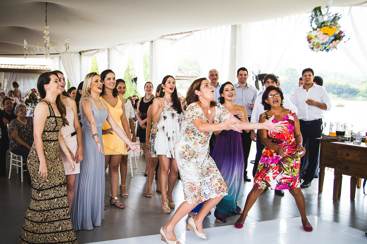 Noiva Mariana jogando buquê, casamento de Mariana e Israel, Recanto do Bosque, Guaratinguetá-SP
