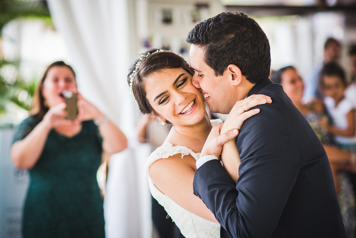 Os noivos Mariana e Israel felizes em seu casamento,  Recanto do Bosque, Guaratinguetá-SP