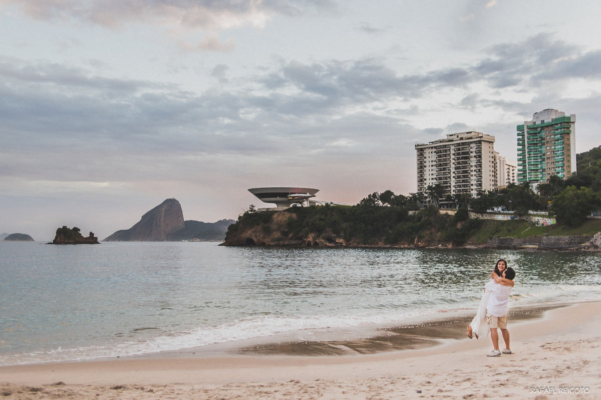 Casal apaixonado no ensaio pré-casamento na Praia de Icaraí, Niterói/RJ