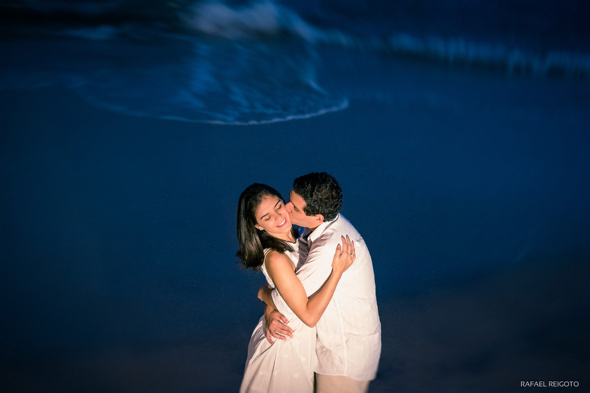 Ensaio do casal Mariana e Israel numa noite linda na Praia de Icaraí, Niterói/RJ