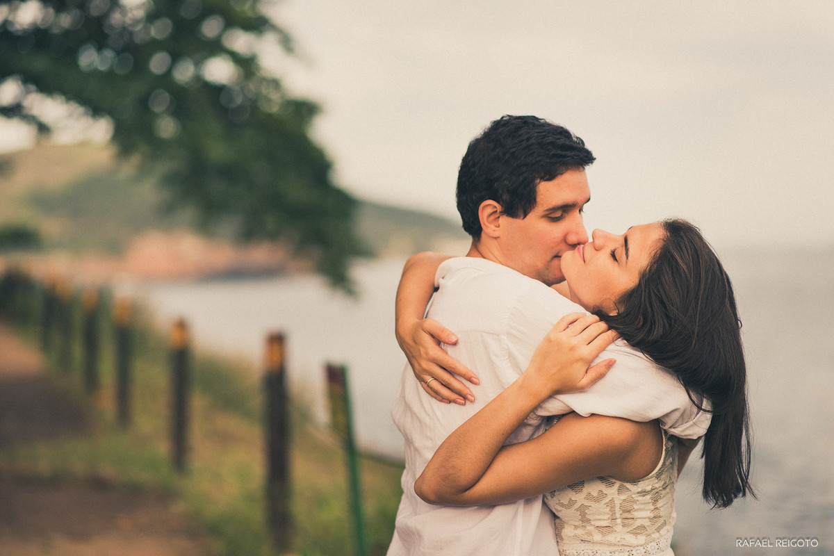 O casal Mariana e Israel se abraçando no ensaio pré-casamento na Fortaleza de Santa Cruz da Barra, Niterói- RJ