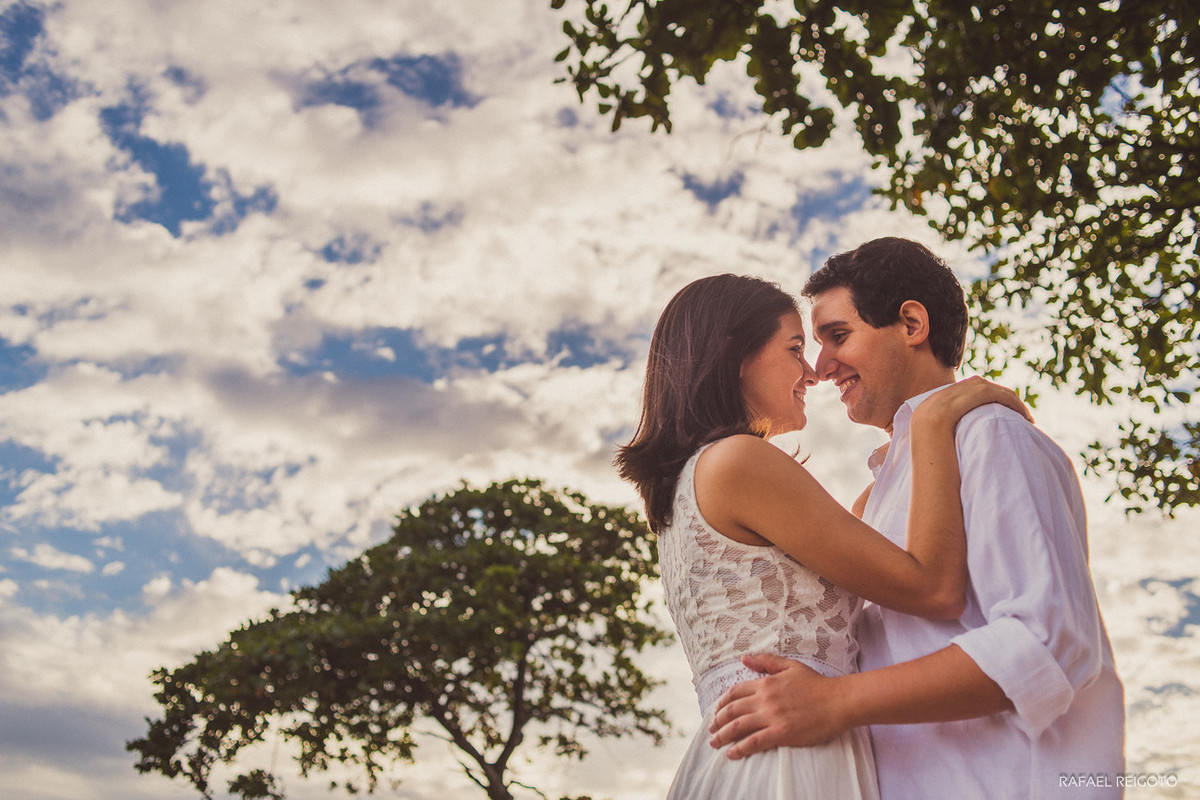 Olhares apaixonados dos noivos Mariana e Israel no ensaio pré-casamento na Fortaleza de Santa Cruz da Barra, Niterói- RJ